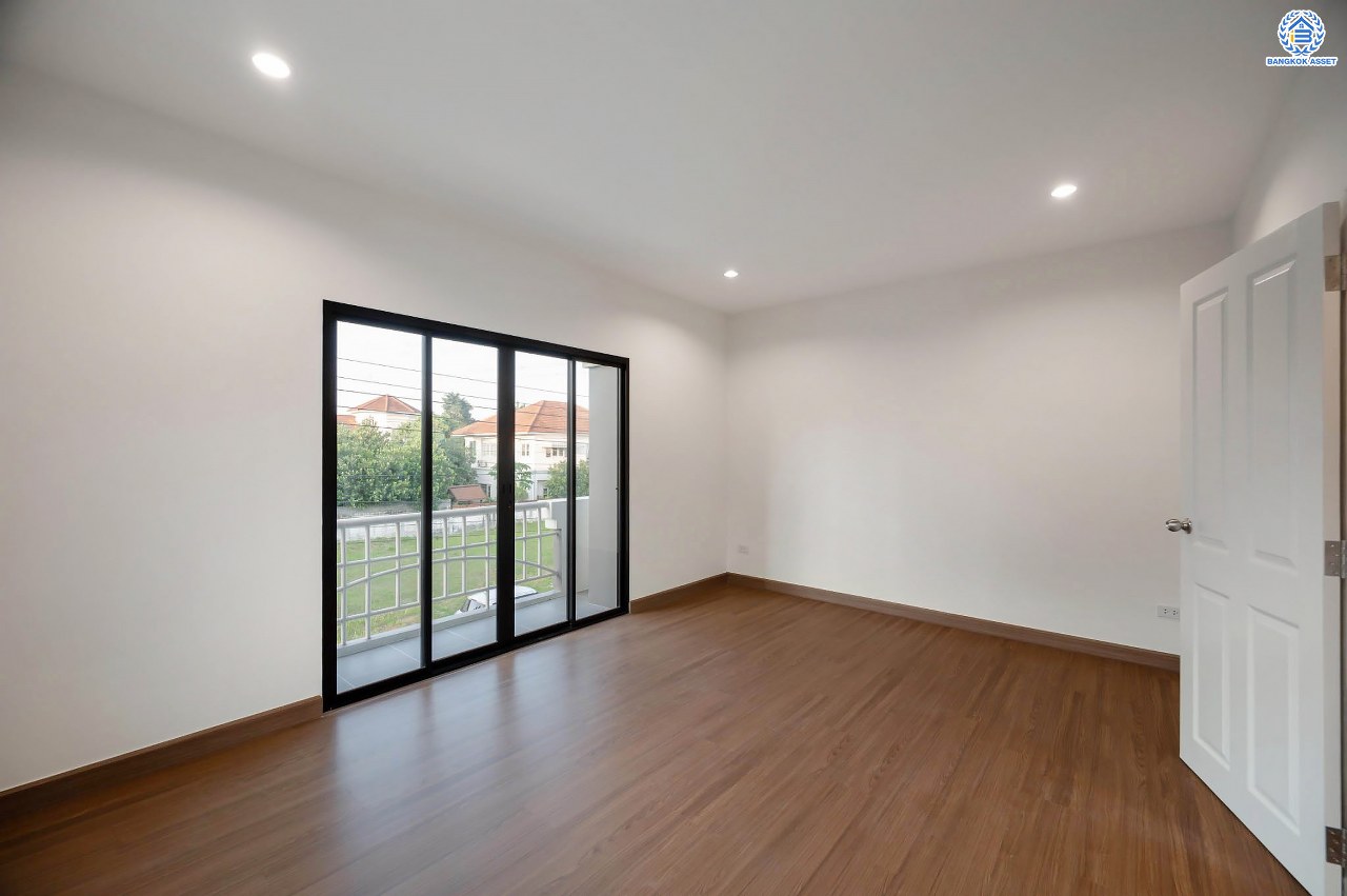 บ้านมือสองตกแต่งใหม่ โครงการ กฤษดานคร เลค แอนด์ พาร์ค บรมราชชนนี-พุทธมณฑลสาย3 เนื้อที่ 75 ตร.ว. บนพื้นที่ใช้สอย 121 ตร.ม. ฟังก์ชัน 3 ห้องนอน 2 ห้องน้ำ จอดรถได้ 2 คัน พร้อม 1 ห้องอเนกประสงค์บนทำเลศักยภาพเชื่อมต่อหลายเส้นทาง ใกล้เซ็นทรัลปิ่นเกล้า ม.มหิดล และทางด่วน "ศรีรัช"